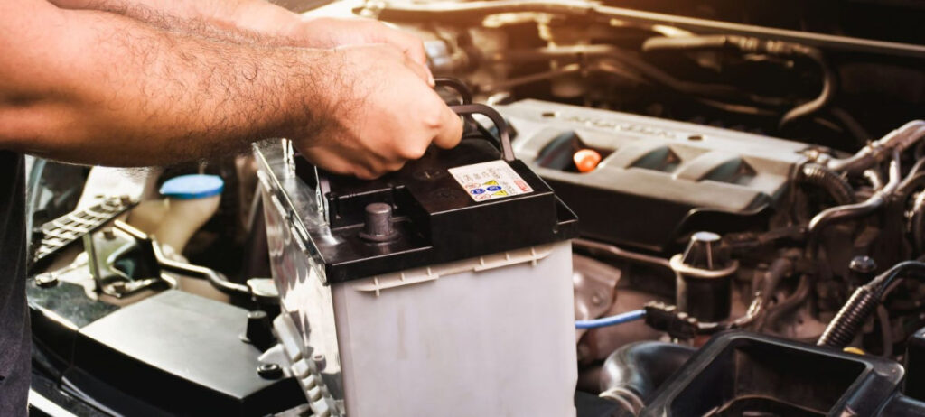 Técnico realizando a troca de bateria no Rodabem Car Service