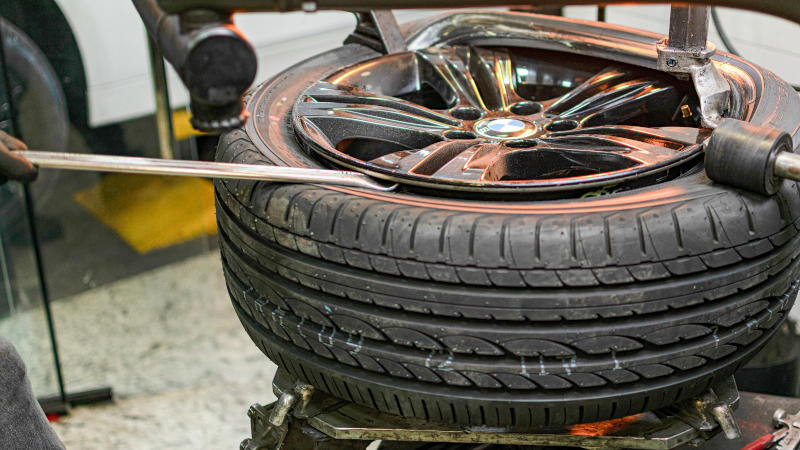 Montagem de pneu no Rodabem Car Service