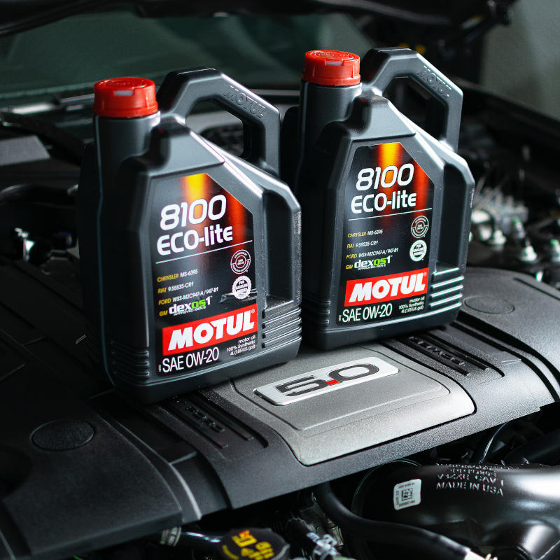 Galão de óleo Motul sob motor de Mustang GT 5.0 V8