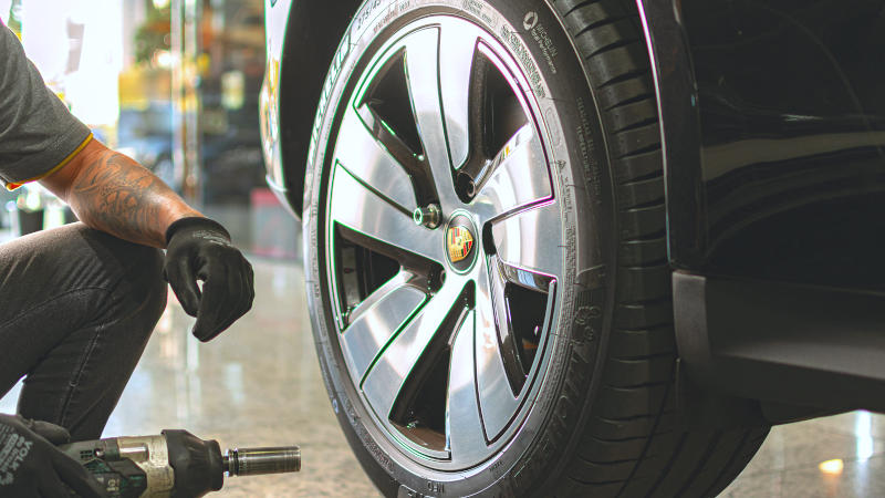 Porsche Taycan realizando conserto de pneu no Rodabem Car Service