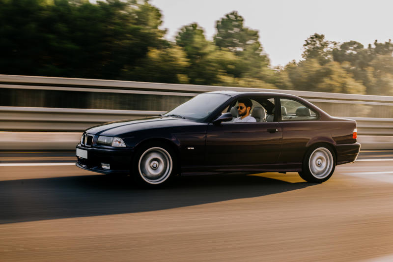 BMW rodando em rodovia