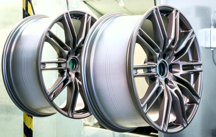 rodas em processo de pintura no rodabem car service