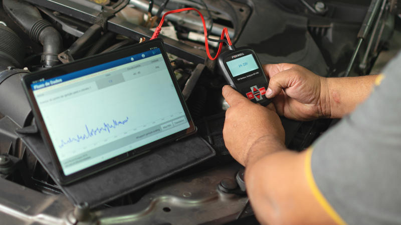Técnico realizando diagnóstico no Rodabem Car Service