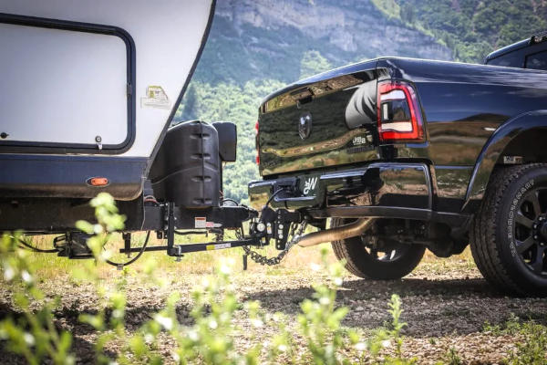 pickup puxando carreta com engate instalado no rodabem car service