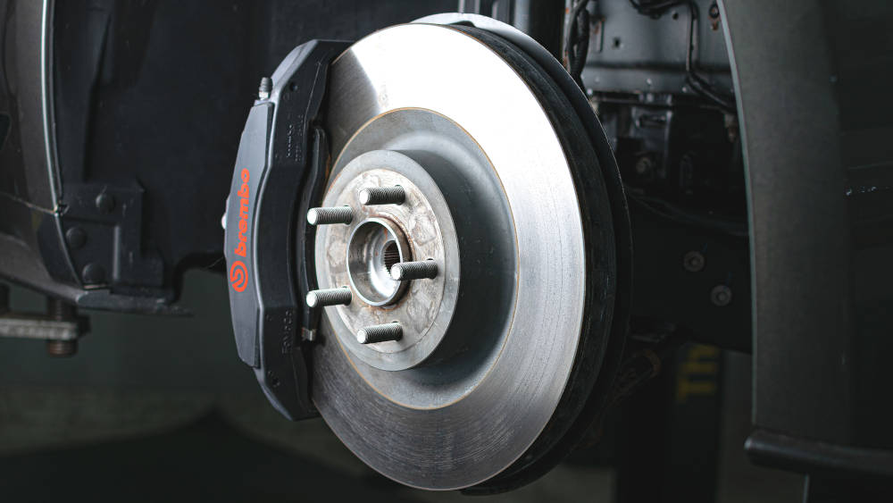Sistema de freio Brembo do Mustang Black Shadow em manutenção no Rodabem Car Service