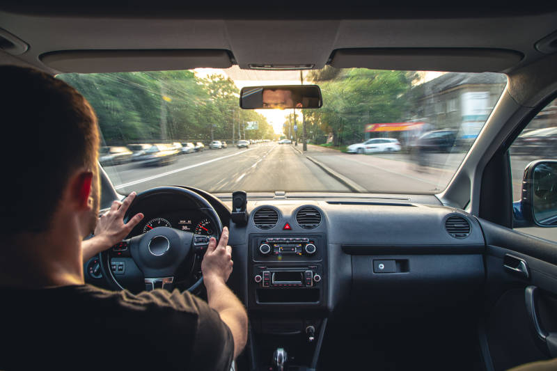 Cliente dirigindo veículo com injeção eletrônica revisada no Rodabem Car Service
