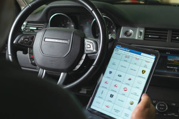 Técnico em diagnóstico de injeção no Rodabem Car Service