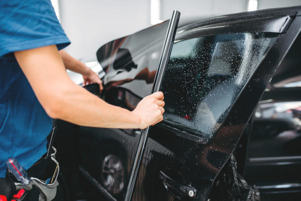 Aplicação de insulfilm automotivo em veículo no Rodabem Car Service em Indaiatuba