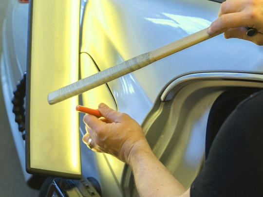 Técnico executando serviço de martelinho de ouro no Rodabem Car Service