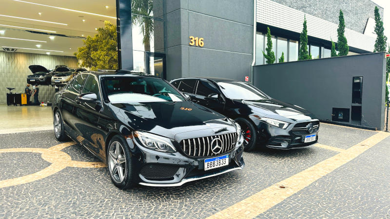 Duas Mercedes Bens C250 Sport e A35 AMG revisados no Rodabem Car Service