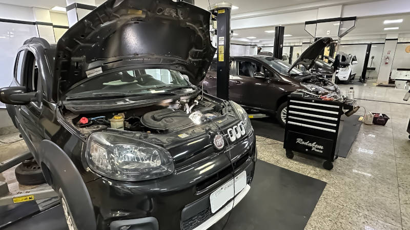 Veículos em manutenção no Rodabem Car Service