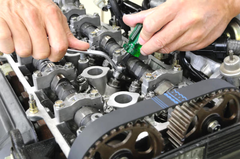 Mecânico realizando reparo de motor no Rodabem Car Service em Indaiatuba