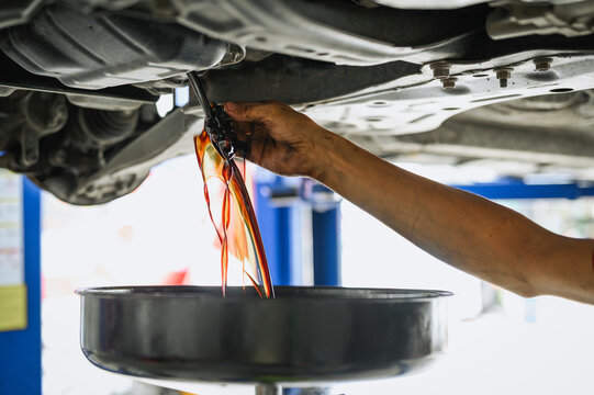Técnico realizando a troca de óleo de veículo no Rodabem Car Service