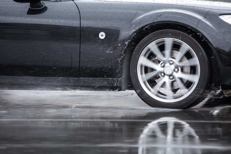 Veículo rodando na chuva