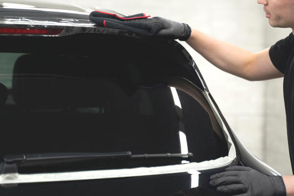 Técnico executando a preparação para polimento de vidro no Rodabem Car Service