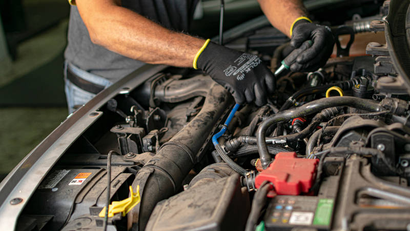Técnico realizando manutenção em motor no Rodabem Car Service